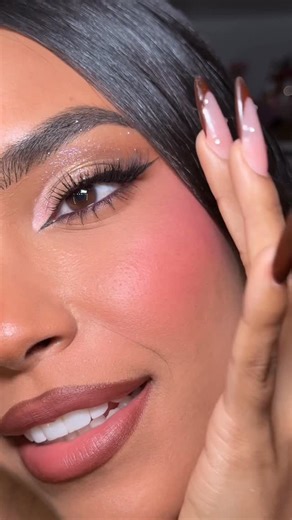 Mariana Cruz✨ on Instagram: "Cómo pegar pestañas paso a paso 💗✨ díganme que otra cosa les gustaría aprender!! les prometí enseñarles todos mis trucos de maquillaje para que entren a este 2026 siendo toda una pro en maquillaje 🙂‍↔️✨ Using: @ardellbeauty lashes and duo black glue #makeuptutorial #maquillajeparaprincipiantes"