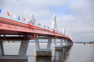 Russia and China open cross-border bridge as ties deepen