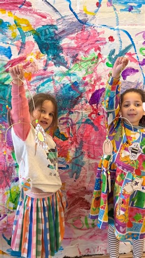 Smudge Artspace on Instagram: "KINETIC MOBILES 💫 Today we were inspired by Alexander Calder and his iconic art that moves. These incredible 5 - 9 year olds created their own mobile sculptures by balancing shapes, bending copper and aluminium wire, twisting, threading and experimenting with movement. Each piece and theme is unique to the artist and full of engineering and gorgeousness! Emma x"