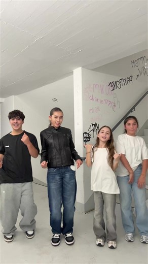 @ALISA DANCING QUEEN @𝘌𝘭𝘭𝘢 ✮ @Emre🦈 👍👍👍 | girl in the arcade dancing