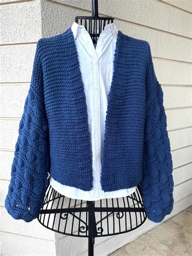 ✨ EL cardigan que necesitas este otoño 🍂🍁 Diseño original Clarabella, tejido a mano en tono azul profundo 💙, con mangas en punto tridimensional que aportan textura, volumen y un estilo único. Suave, versátil y lleno de textura… ¿ya es tu favorito? Tenemos solo uno, y puede ser tuyo ⭐️ Contáctanos al WhatsApp 70513673 🇧🇴 para más detalles. #HechoAMano #Cardigan #OtoñoInvierno #SlowFashion #Tejidos