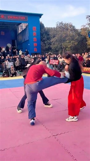 Brother Jie fights two Pan Jinlians. #Men and women's wrestling #performance #full of vitality
