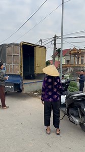 Mọi người đứng bên đường được lúc thì nó ra lấy xe lùi vào, Lùi xe không quan sát phía sau đang có người , mở nắp thùng che luôn tín hiệu đèn ( xe lùi đèn sau sáng)- không cần đóng thùng có đúng vi phạm ATGT không ạ ???? Điều khiển PTGT như kiểu này KHÔNG BIẾT CÓ BẰNG LÁI KHÔNG?? , video rõ biển số Như này CQCN không biết, MỌI NGƯỜI AI BIẾT cho CQCN Phường ĐÔNG TIẾN xem , HỎI XEM CÓ LÁI XE ĐÚNG Ạ @nêu bật | Hồng Nguyễn