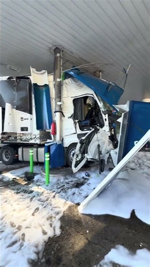 Accident at OMV! #fyp #truck #towing #nrg #volvo