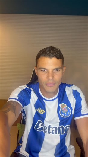 A Bola on Instagram: "Thiago Silva falou pela primeira vez como reforço do FC Porto. O central brasileiro, que passou pelo clube em 2004 na equipa B, regressa agora para completar a história. 🐉🔵 📹 fcporto #fcporto #thiagosilva"