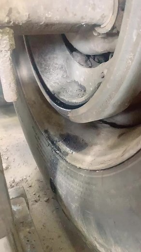 Wheel seal 🤮 #dadsoftiktok #work #dirtyhandscleanmoney #mechanic #mechaniclife #wheelseal #logging #MakeSomeoneSmile #peterbilt #fup #howto #DIY | Pete cros