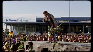 🌻 Wir hatten nicht nur die längste Egonase in Freiburg, sondern auch ein Festival voller Liebe und unvergesslicher Momente! ❤️‍🔥 Es ist immer wieder überwältigend, zusammen mit der Kapelle auf der Bühne zu stehen und für euch spielen zu dürfen. DANKE! 🫶🥳 😍 Bis ganz bald! 🕺 Euer Dieter 😘 #dtkundband #festivalderliebe | DIETER THOMAS KUHN & Band