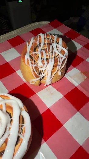 Cinnamon Rolls ✨💋@louiskirsch408 #pastrychef #longislandeats #slimemart #slimereview