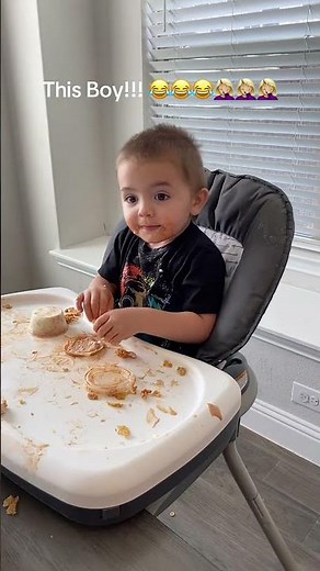 Hilarious toddler makes a huge mess during mealtime!#toddler #messy #eating #funny