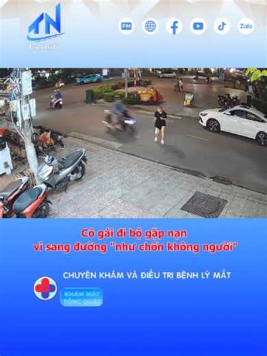 Cô gái đi bộ gặp nạn vì sang đường