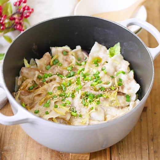 【白菜の消費にはコレ！白菜と豚肉の無水鍋】 白菜、しいたけ、豚肉を酒とだしの素で蒸すだけの簡単レシピ。水を入れずに蒸しているので白菜の甘みや豚肉の旨みが感じられますよ。ぜひ作ってみてくださいね。 レシピの詳細はこちらから↓✨ https://macaro-ni.jp/138262 | macaroni