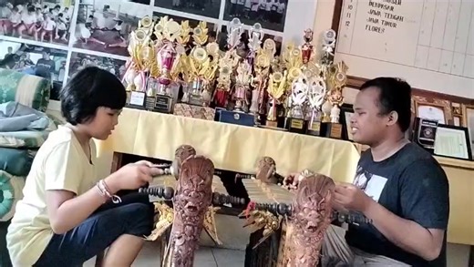 Belajar memainkan gender wayang gamelan Bali
