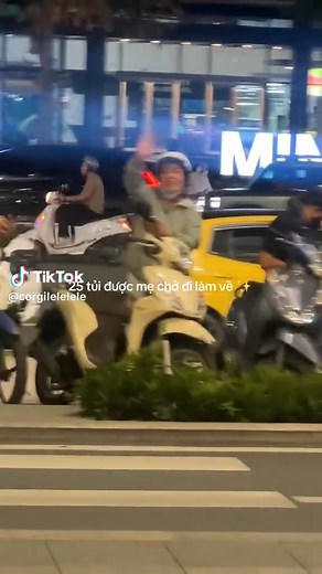 25 tuổi, đi làm 'như người lớn' rồi mà tan ca vẫn có mẹ chờ đón về, thế này thì nhất! ❤️ Hóa ra, trưởng thành không phải là hết được cưng chiều, mà là nhận ra sự cưng chiều này quý giá đến nhường nào. | Video từ bạn: corgilelelele | Inside the Box