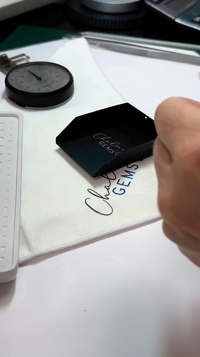 Dirty diamonds 🤢…let’s clean them up! Let me know if you want to see any more of the diamond sorting process! These are recycled diamonds, which means they’ve come out of jewellery and they’re going to be repurposed and made back into jewellery. To do this you need to be a diamond specialist because you have to remove any broken diamonds and you also have to re-sort the diamond so you have to be able to colour and clarity grade them and put them into a saleable lot. Luckily, I’m a Gemmologist a