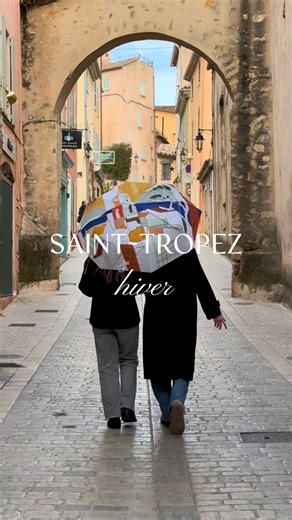 Saint-Tropez garde son charme en toutes saisons 🌤 Un ciel gris, quelques gouttes de pluie 🌧… et une autre façon de découvrir le village. Balade au calme, lumière différente, ruelles apaisées — et l’essentiel pour en profiter : le parapluie de l’Office de Tourisme ☔, disponible lors de votre prochaine visite chez nous au 11, quai de l'Épi! - Saint-Tropez keeps its charm in every season 🌤 Gray skies, a few raindrops 🌧… and another way to discover the village. A peaceful stroll, different light