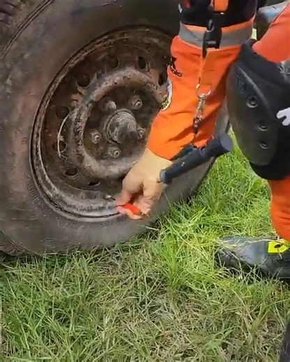 Holmatro RSK Big Rig Tyre Deflation Notes from the field 🇲🇽 🇹🇭 🇨🇦 That small red-handled tool is designed to unscrew the valve core from inside the valve stem. Once the core is removed, air rushes out much faster than if you were just depressing the pin. It’s a more controlled and complete way to fully deflate the tire. In a big rig rescue, that makes sense. Heavy truck tires can hold 100 PSI and a huge volume of air. Removing the valve core quickly eliminates that stored energy. It also e