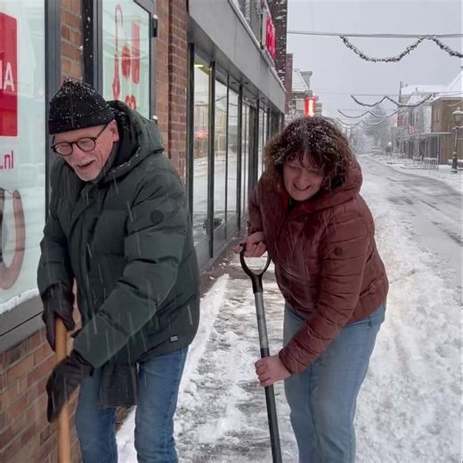 Hans en Marja van Hema Wolvega waren vanmorgen al vroeg aan het sneeuwschuiven! #wolvega | WOW Wolvega
