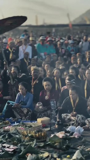 Labuhan Pantai Parangkusumo Keraton Surakarta adalah upacara adat untuk menghanyutkan sesaji, hasil bumi, dan pakaian ke laut sebagai wujud rasa syukur kepada Tuhan Yang Maha Kuasa dan alam semesta. Upacara ini juga merupakan bentuk penghormatan kepada leluhur dan para abdi dalem. Labuhan ini secara khusus digelar oleh Keraton Kasunanan Surakarta, meskipun Keraton Yogyakarta juga memiliki upacara labuhan di tempat yang sama. #sukujawa #jawapride #adatjawa #budayajawa #labuhanparangkusumo #jawa #