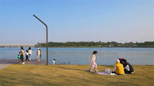 Lakeside Lawn Turns Simple Park Into Gathering China