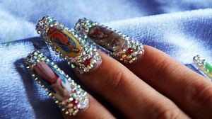 Glitzer, überall Glitzer: Museum für Kunst und Gewerbe präsentiert die weltweit erste Ausstellung zum Thema