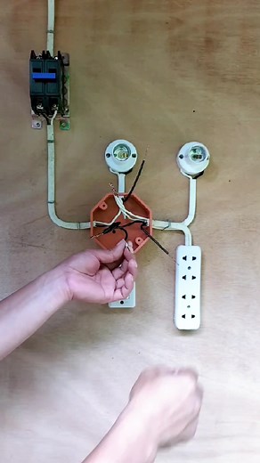194K views · 2.4K reactions | Single switch with 2 bulb and 1 outlet #home #basic #electrical #wiring | Saulo Abel Sayde | Facebook