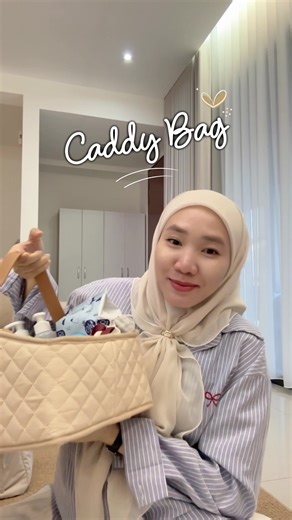 Caddy Bag Versi xde Diapers🤣 1) i tak masukkan diapers skali sebab i dah allocate diapers trolley dekat level bawah and bilik I. If i jln2 pun diapers will be prepare together dgn baju dia nnti. So bag ni elak i lupa angkut brng2 asaa baby 2) No double display, i nk mengamalkn hidup yg nk hbis baru beli.. 3) Kita tak tau baby skin toleration dia mcm mne, so mummy just beli lah dlu satu brand.. then baru tengok if baby sesuai dgn product tu. Tak sesuai baru beli lain. So xde lah jadi lambakn pro