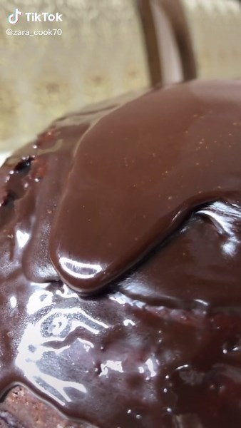 Chocolate Cake Glaze Tutorial: Perfecting the Shine