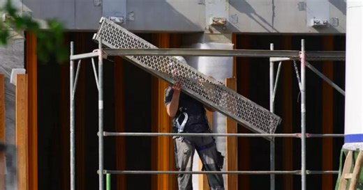 Crescita lenta per l'Italia, l'Ue vede il deficit al 3%