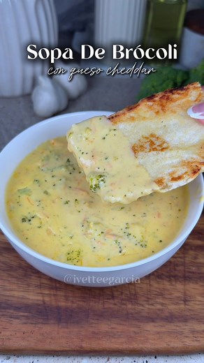 Sopa de brócoli con queso — receta cremosa fácil