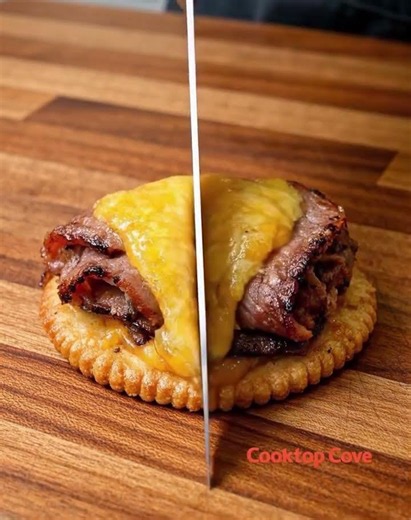 🥩🧀 CHEESY ROAST BEEF CRACKER MELTS – CRISPY, SAVORY & IRRESISTIBLY DELICIOUS! 😍🔥