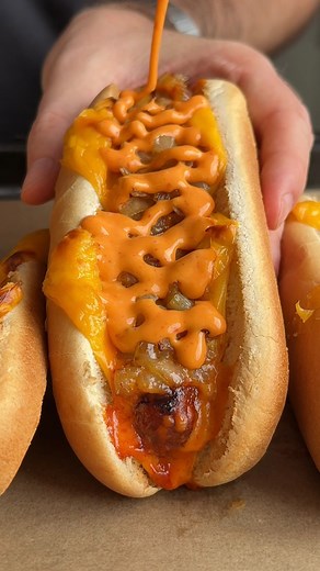 Hot dog à la vegguez 🌭🌱 T’as déjà testé(é) les merguez veggie ?! C’est super bon franchement et je trouve que c’est une bonne alternative perso !! 😋 Le secret de ce hot dog c’est sa petite sauce algérienne qui change tout, pour réaliser cette recette tu auras besoin de : •Vegguez végétales 🌱 •Pain à hot dog 🌭 •1 oignon 🧅 •Tranches de cheddar 🧀 Pour la sauce algérienne •250g de mayonnaise 🌻 • 1/2 c.à café de cumin 👀 •1/2 c.à café d’ail en poudre 🧄 •2 c.à soupe de coriandre 🌿 • 1/2 c.à 