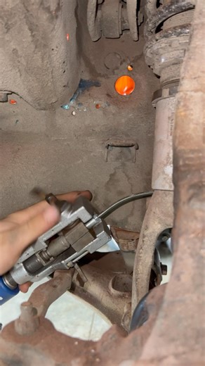 Cutting, flaring, bending and installing brake lines on a 95 Honda civic #automechanic