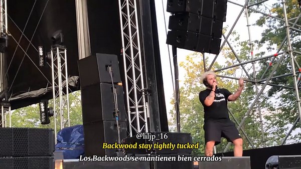 $uicideboy$ - Aliens are Ghosts . . . Canción: Aliens Are Ghosts Artistas: $uicideboy$ Álbum: Live Fast, Die Whenever Año: 2019 Sello Discográfico: G59 Records . . . Dato Curioso: En esta canción, los $uicideboy$ abordan temas como el nihilismo, el existencialismo y su relación con la fama, usando metáforas que conectan la idea de alienígenas y fantasmas con sentimientos de aislamiento y desconexión del mundo. Además, destaca por su producción sombría y atmosférica, típica del dúo. . . . #uicide