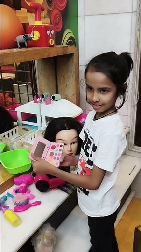 doll ka makeup set...