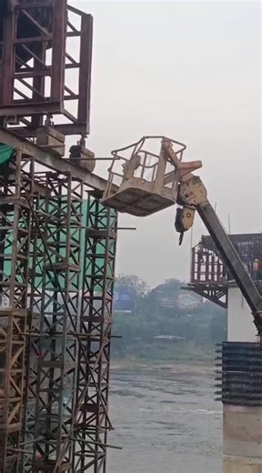 working crane #facts #lifeisbutadream #workplacesafety #safetyfirst