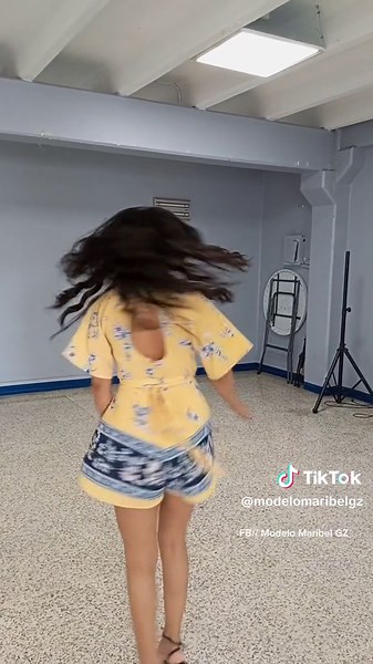 Desfile de Moda Juvenil con Modelos de 16 Años