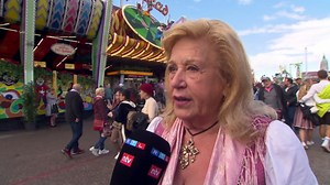 Das ist doch hosenlos!: Wiesn-Würg! Kellnerin macht Ekel-Fund unter Biertisch