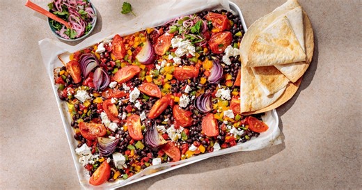 Wat Eten We Vandaag: Vega traybake met bonen en ingelegde ui