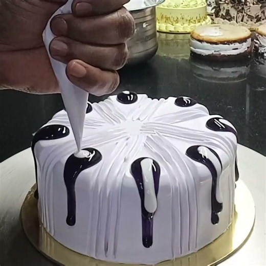 BEAUTIFUL SIMPLE FLOWER DESIGN BIRTHDAY CAKE