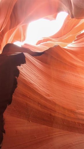 羚羊峡谷 羚羊峡谷（Antelope Canyon）是世界著名的狭缝型峡谷，位于美国亚利桑那州佩吉市附近的纳瓦荷原住民保护区。它并非大峡谷那样的宏大景观，而是被洪水在砂岩中冲刷出的优美裂缝，以变幻的光束和如流水般的岩壁纹路闻名。