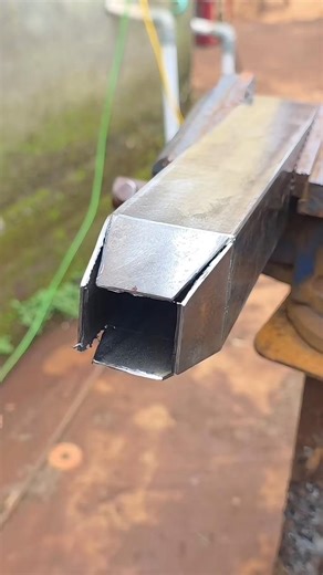 Sharing techniques for seamless connection and positioning cutting of metal square tubes