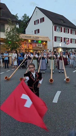 Jodlerfest Reigoldswil, Fahnenschwinger und Alphornbläserinnen #tradition #schweiz #alphorn #jodel