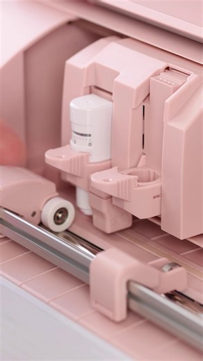 💌 Create your own Valentine’s Day cards with your Silhouette using the Pen Adapter and Heat Pen! ✍️✨ The design featured in this video is “Happy Valentine’s Day” – D-1314118 by Sweet Afton — perfect for adding a handmade touch to your love notes. #ValentinesDIY #Silhouette #HandmadeCards #CraftWithLove #SilhouetteDesignStore #SweetAfton #DIYValentines #MakerLife | Silhouette