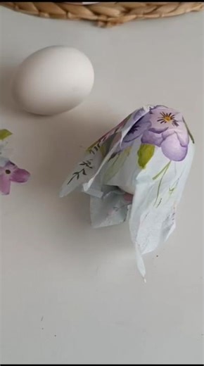 Ντεκουπάζ Σε βραστά η άδεια αυγά με Χαρτοπετσέτα και Ασπράδι (μπορούμε να βάλουμε και παστεριωμένο)