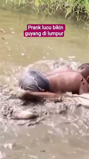 prank lucu bikin ngakak berguyang di lumpur#shorts