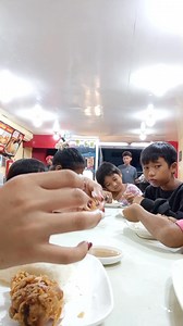 511K views · 23K reactions | Pasyada upod tak kabugtoan street food ha laray ngan pangaon ha crispy king, thankyouuu han naghatag han para Jollibee ni kitkit nag crispy king nla kmi para masadang ngan makaupod tak mga bugto buyag damo Kasi kami puhon Jollibee di ngan Inasal lwt kamo dad on ni ate bisan iyo laak permi ginpipinasaway iyo kamaglabad lablab la ghpon kmo sunod upod tana mama ngan papa pamasyada bawi nla hi ate sunod mga bugto nga pasaway.❤️ | Shane Andrino | Facebook