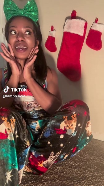 #ad Every year they say it’s the thought that counts. But this year? The thought smells like @Temptations #TEMPTATIONSTreats #CatMomChronicles #HolidaySpirit #TEMPNATION