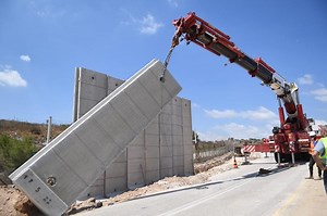 Israel begins building 28-mile long West Bank security barrier - i24NEWS