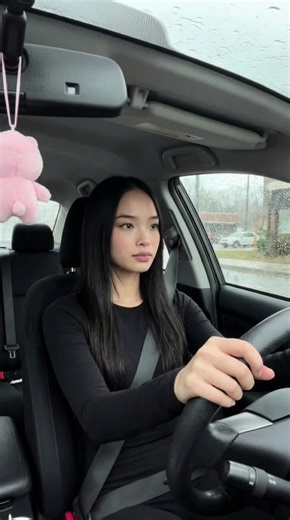 Si ce réel t’a fait t’arrêter 👀 c’est déjà un signe. Like, commente, suis… je vois tout 😌 Et si je vois que tu arrives grâce à ce réel, je vais discrètement liker la photo que je préfère sur ton compte 😏 Petit jeu simple. À toi de jouer 😉✨ #reels #jeu #creatrice #algorithme