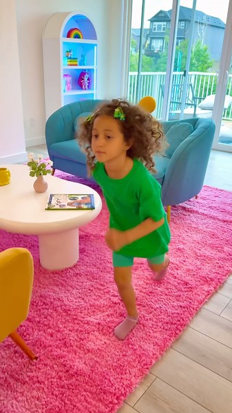 Kids learn never open the door if parents are not there - kids lesson